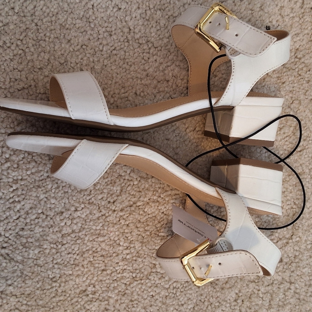 NWT, Liz Claiborne White Croc-Embossed Block Heel Sandals with Gold Buckle - Picture 4 of 9